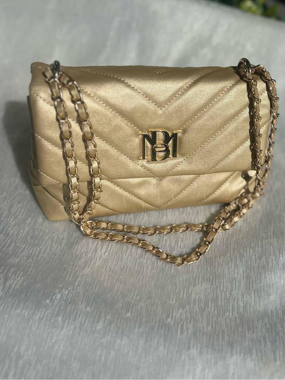 Badgley Mischka Quilted Champagne Gold Chain Shoulder Bag. Like New